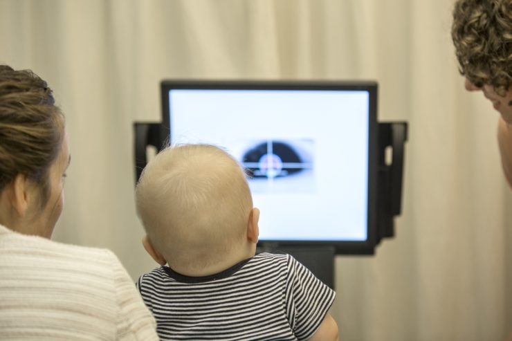 De oogbewegingen van het kind worden gekalibreerd. Fotograaf: Ed van Rijswijk